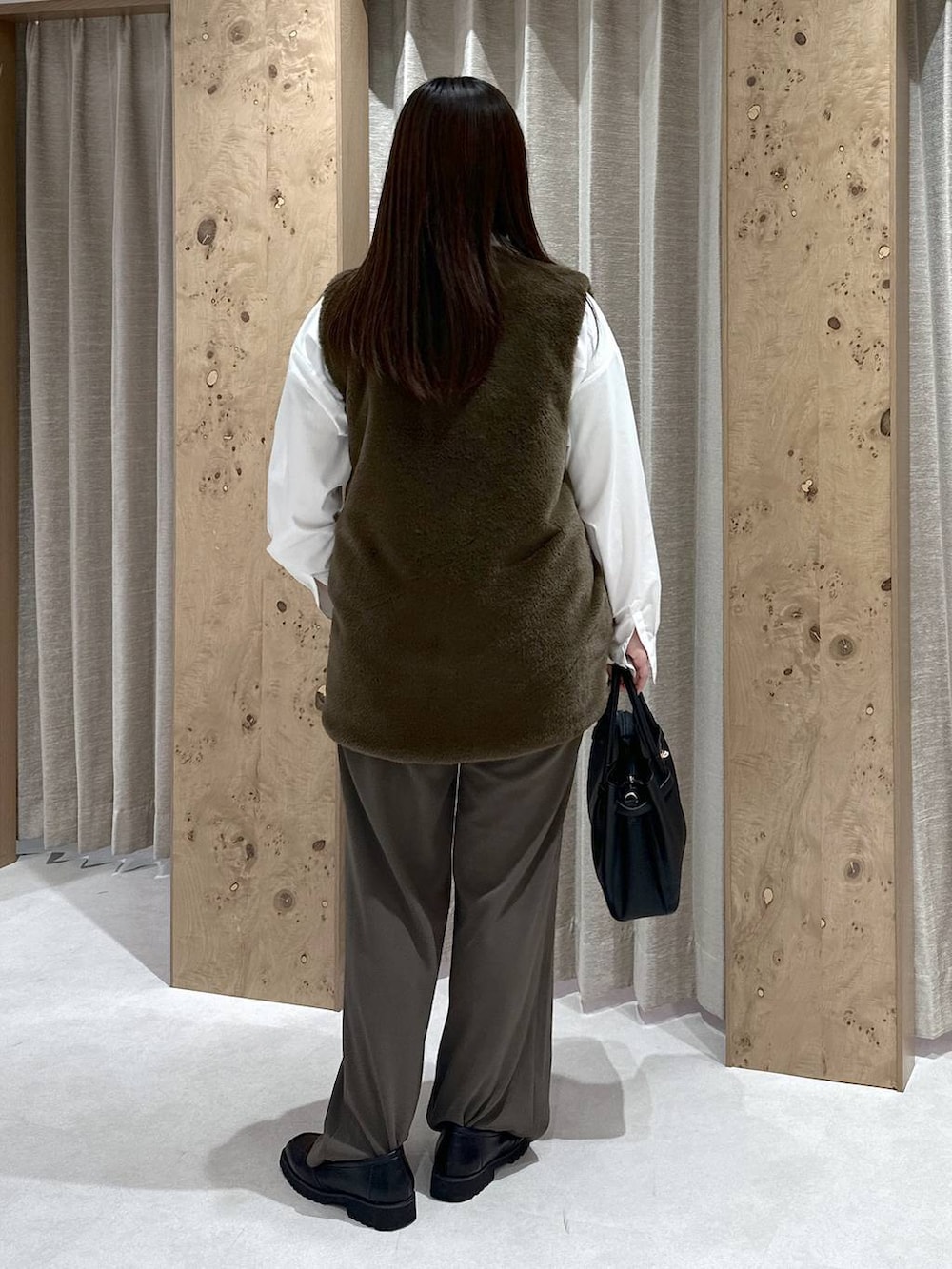 ブラウン系のその他パンツ、ブラウン系のその他アウター、ホワイト系のシャツ/ブラウスを着用したレディースの春コーディネートの3枚目の写真