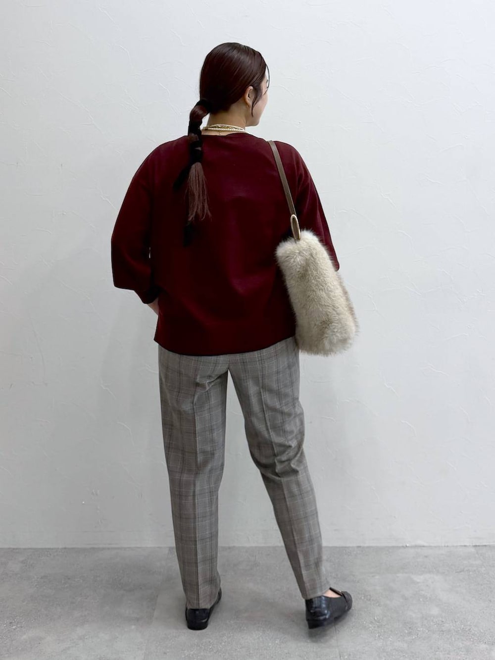 ブラウン系のその他パンツ、ブラック系のローファー、レッド系のニット/セーターを着用したレディースの秋コーディネートの2枚目の写真