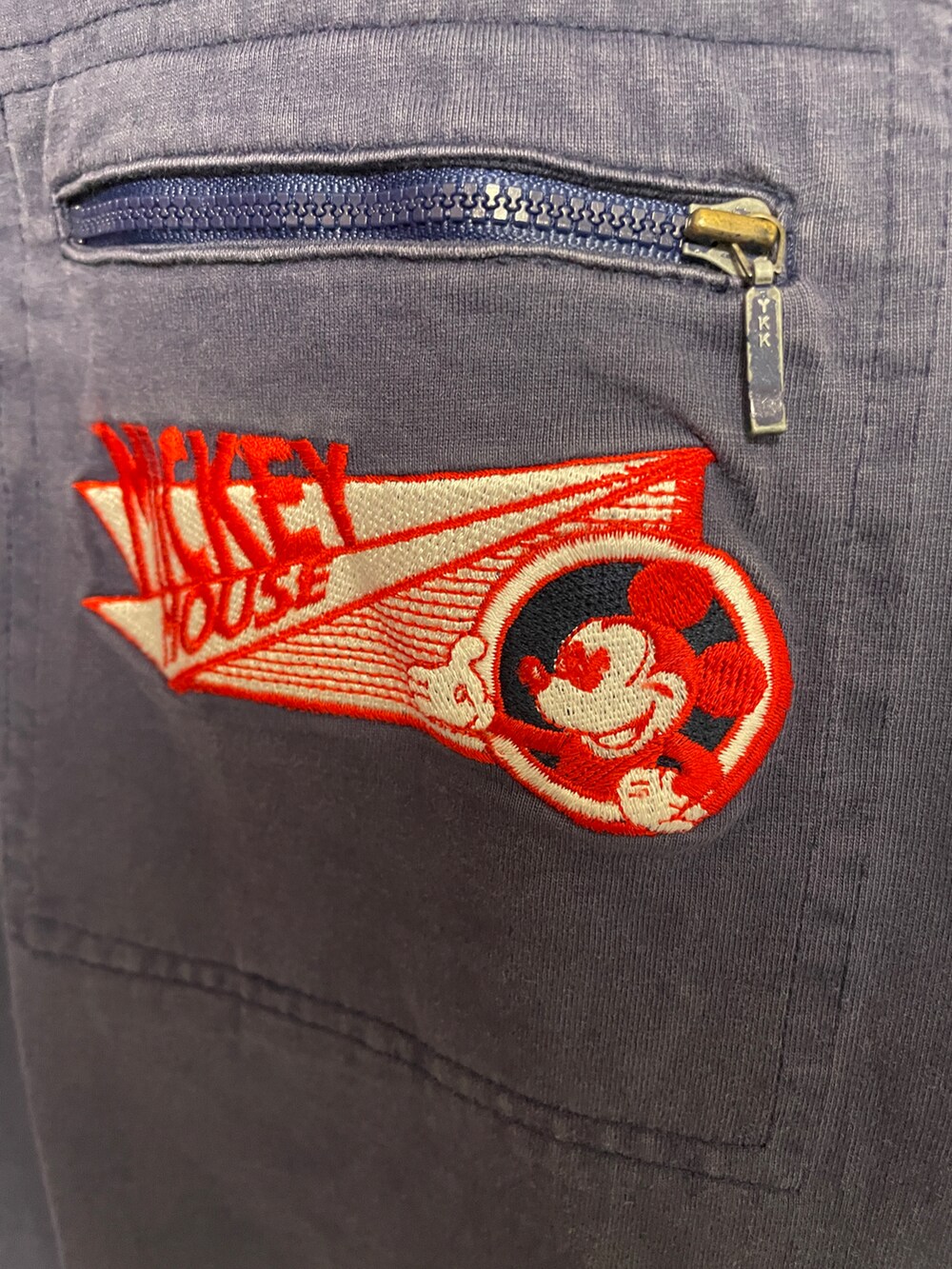 ブルー系のその他トップス、ブラック系のカーゴパンツを着用したメンズの春コーディネートの2枚目の写真