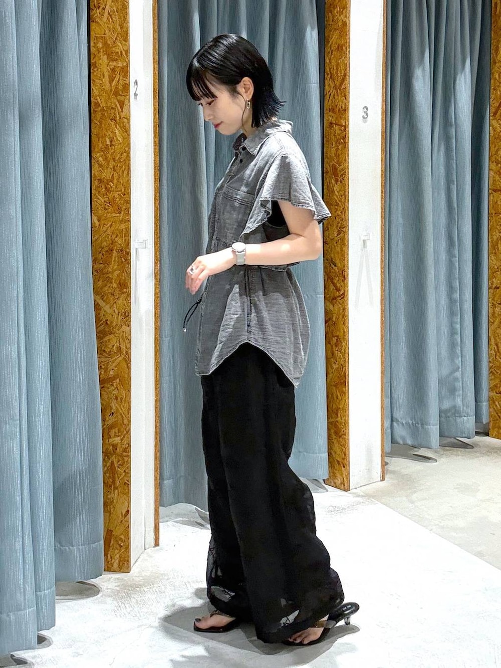 ブラック系のその他パンツ、グレー系のシャツ/ブラウス、ブラック系のサンダルを着用したレディースの夏コーディネートの2枚目の写真