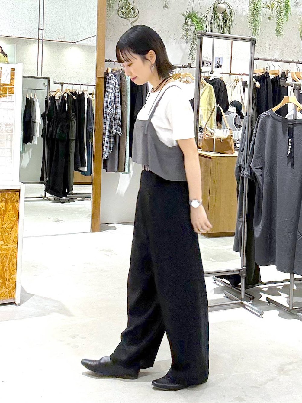 ブラック系のその他パンツ、ホワイト系のTシャツ/カットソー、ブラック系のパンプスを着用したレディースの春コーディネートの2枚目の写真