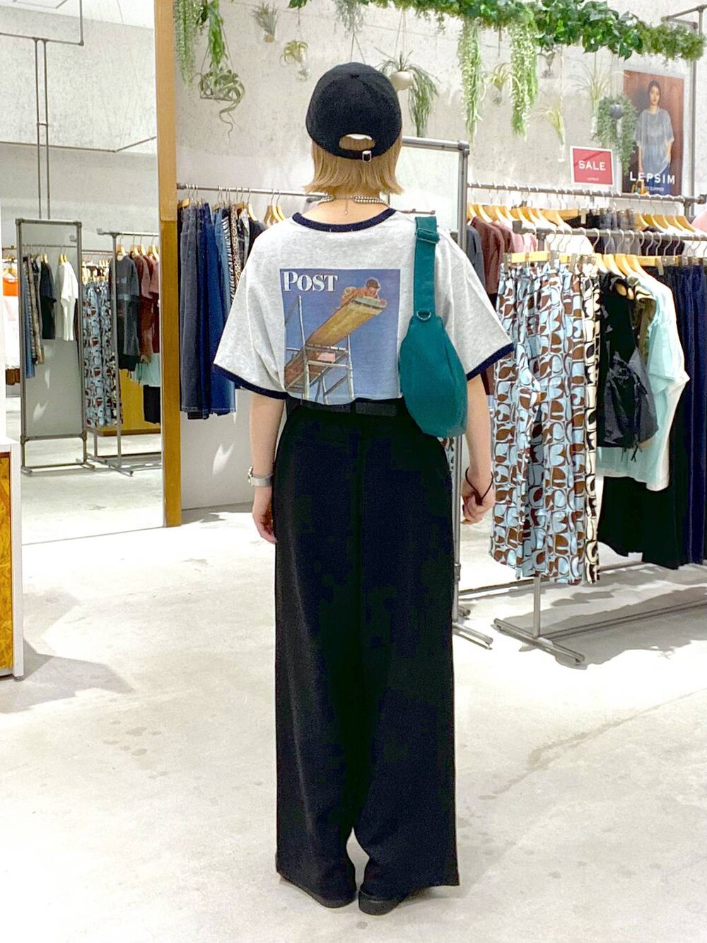 ブラック系のサンダル、ブルー系のTシャツ/カットソー、ブラック系のその他パンツを着用したレディースの夏コーディネートの3枚目の写真