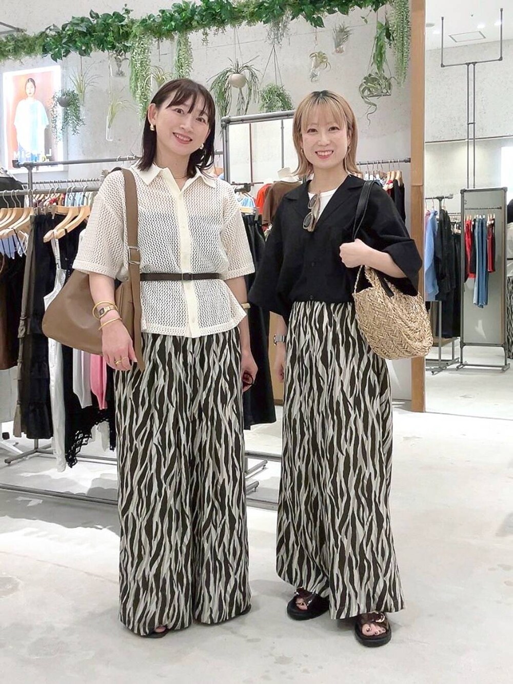 ブラウン系のサンダル、ブラック系のショルダーバッグ、ブラック系のサンダルを着用したレディースの夏コーディネートの2枚目の写真
