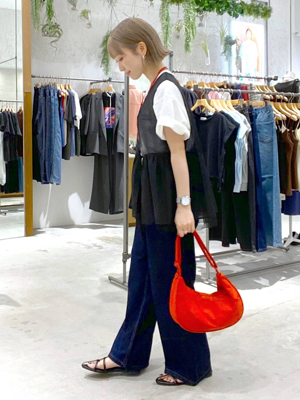 ブラック系のサンダル、ブルー系のデニムパンツ、ブラック系のシャツ/ブラウスを着用したレディースの夏コーディネートの3枚目の写真