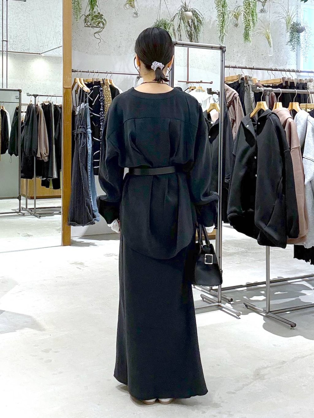 ホワイト系のTシャツ/カットソー、ブラック系のショルダーバッグ、ブラック系のスカートを着用したレディースの春コーディネートの3枚目の写真