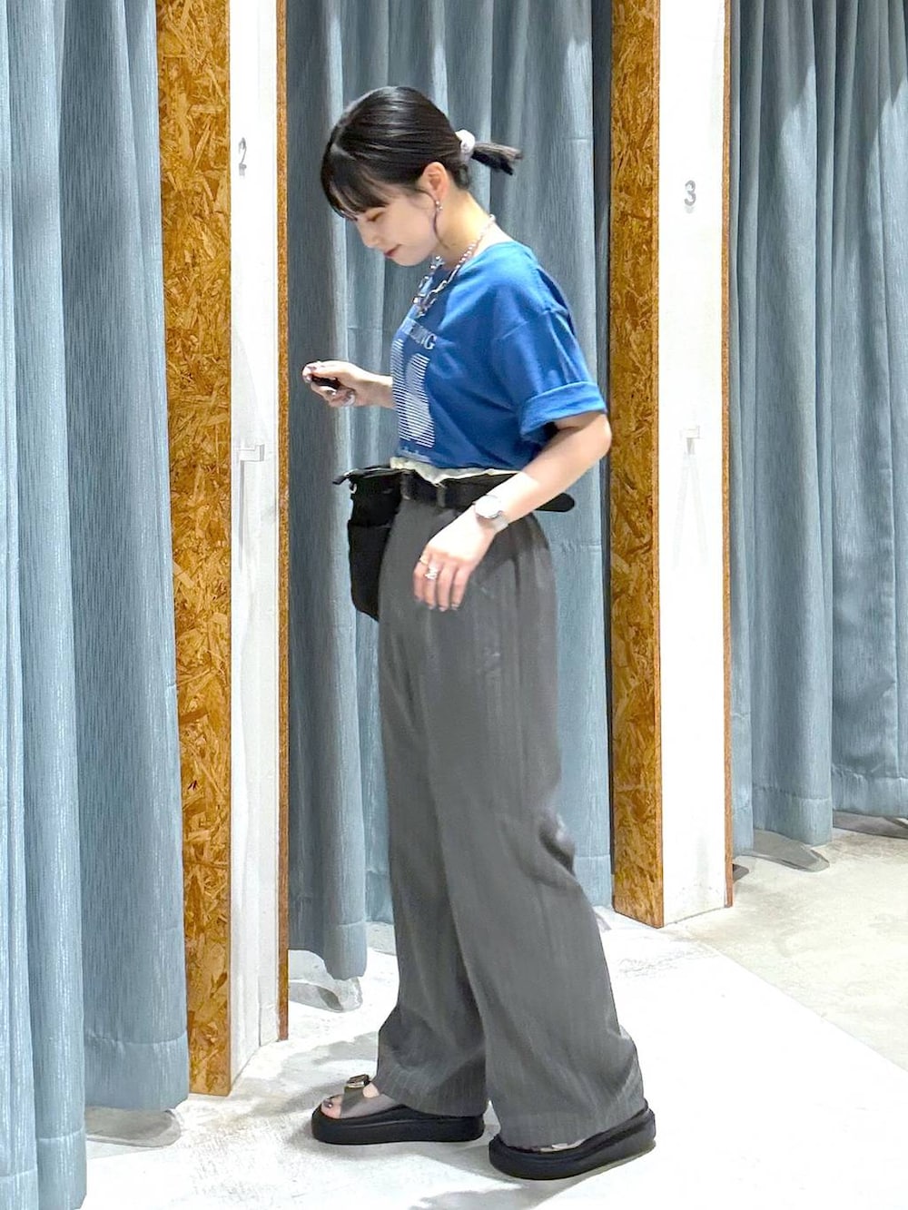 ブルー系のTシャツ/カットソー、ブラック系のトートバッグ、ブラック系のベルトを着用したレディースの夏コーディネートの2枚目の写真