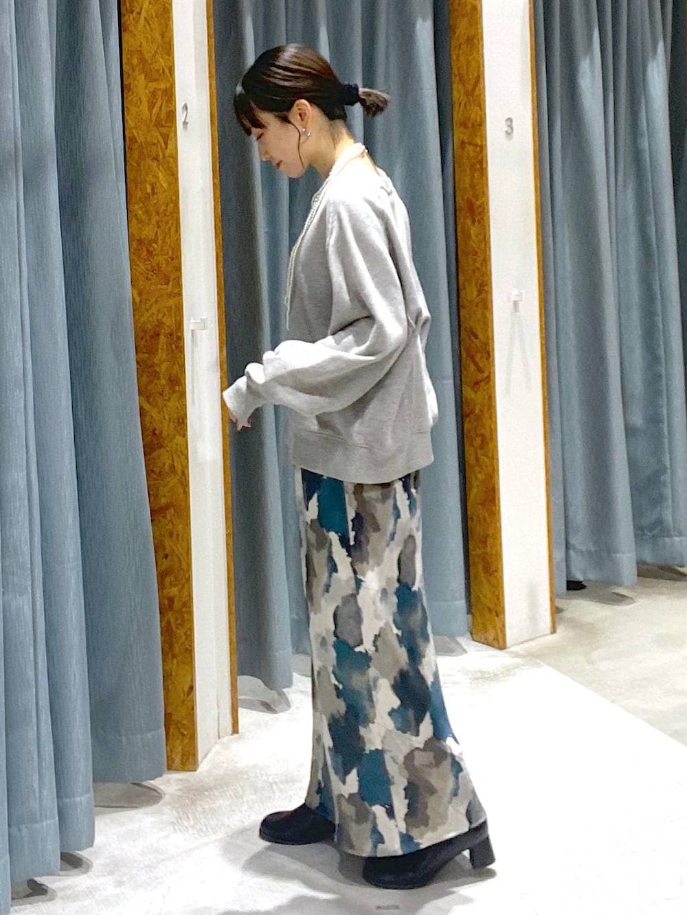 ブラック系のブルゾン、ブラック系のブーツ、ホワイト系のショルダーバッグを着用したレディースの冬コーディネートの5枚目の写真