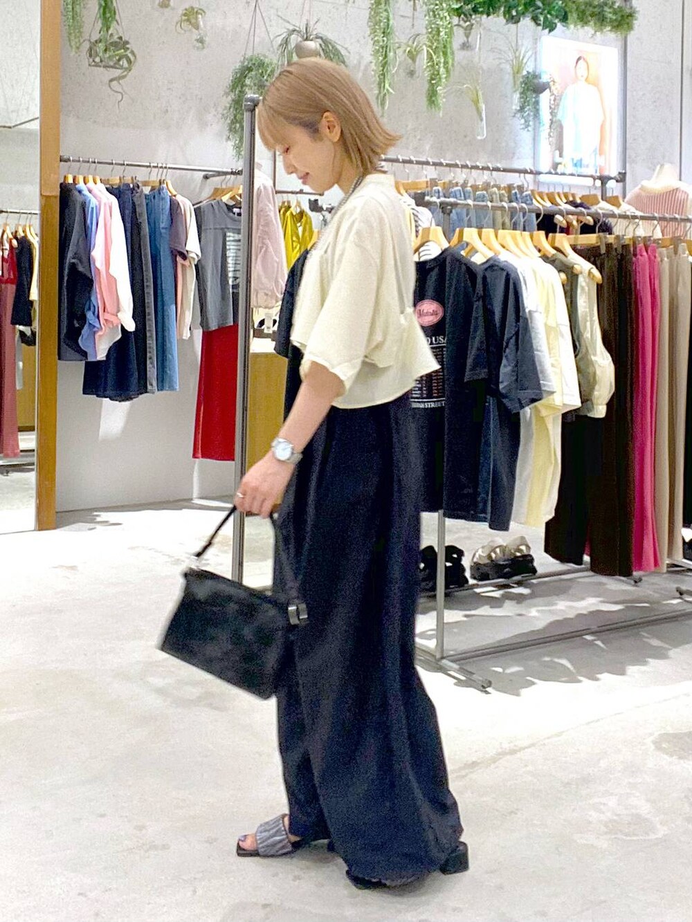 ブラック系のハンドバッグ、シルバー系のサンダル、ブラック系のその他パンツを着用したレディースの夏コーディネートの2枚目の写真