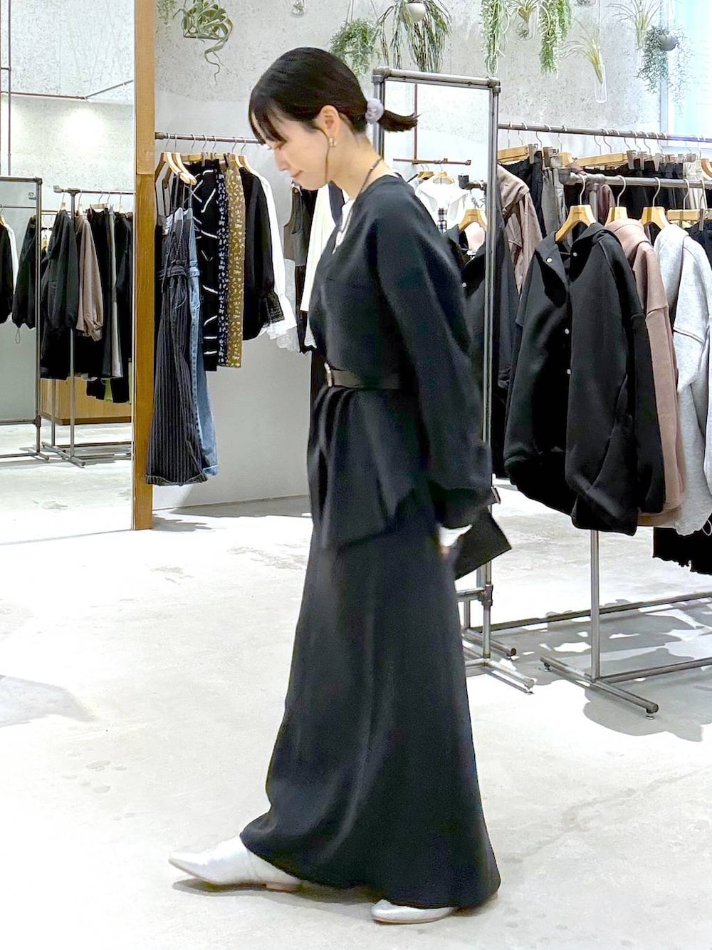 ホワイト系のTシャツ/カットソー、ブラック系のショルダーバッグ、ブラック系のスカートを着用したレディースの春コーディネートの2枚目の写真