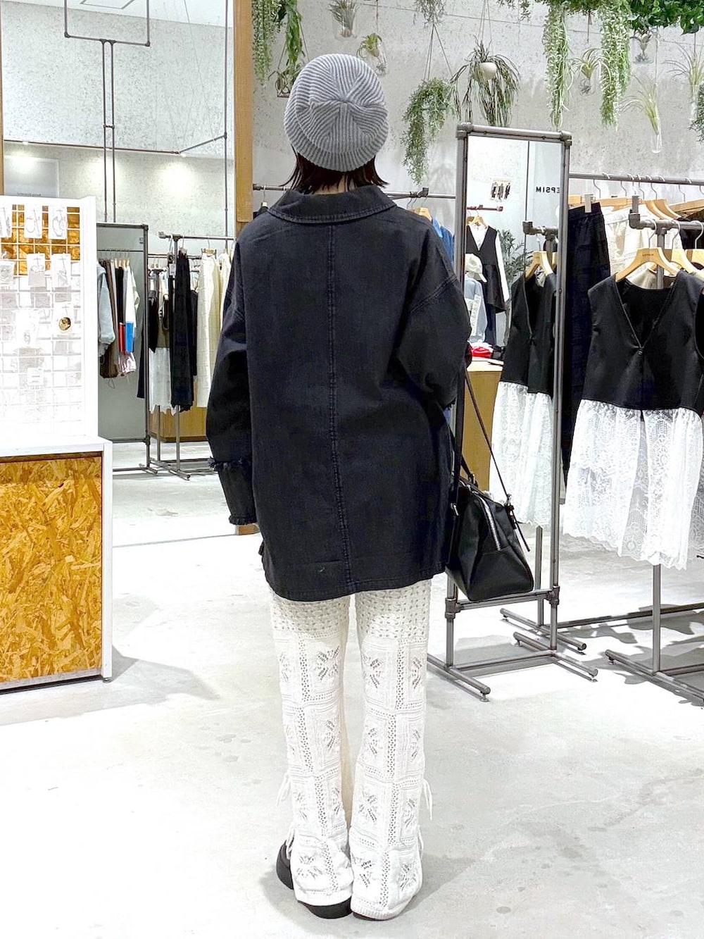 ブラック系のサンダル、ブラック系のボストンバッグ、ホワイト系のニット/セーターを着用したレディースの冬コーディネートの3枚目の写真