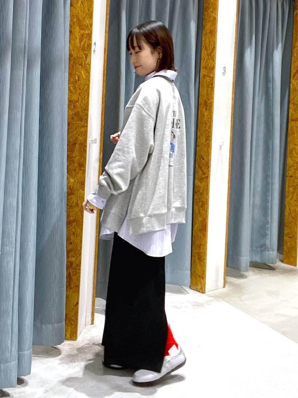 ブラック系のボストンバッグ、シルバー系のパンプス、グレー系のマタニティウェア/グッズを着用したレディースの冬コーディネートの2枚目の写真