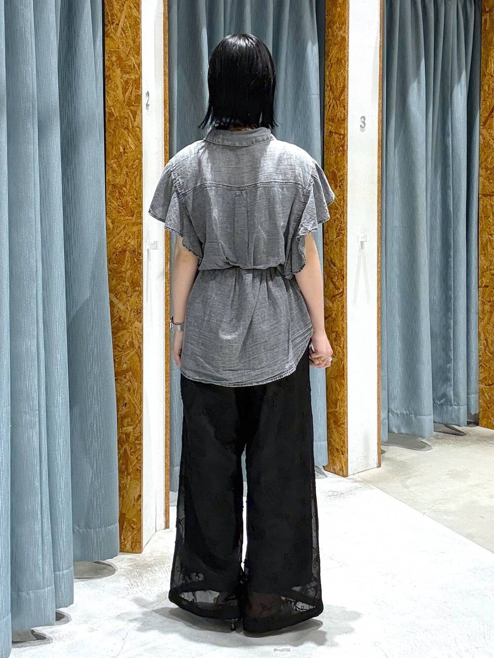 ブラック系のその他パンツ、グレー系のシャツ/ブラウス、ブラック系のサンダルを着用したレディースの夏コーディネートの3枚目の写真