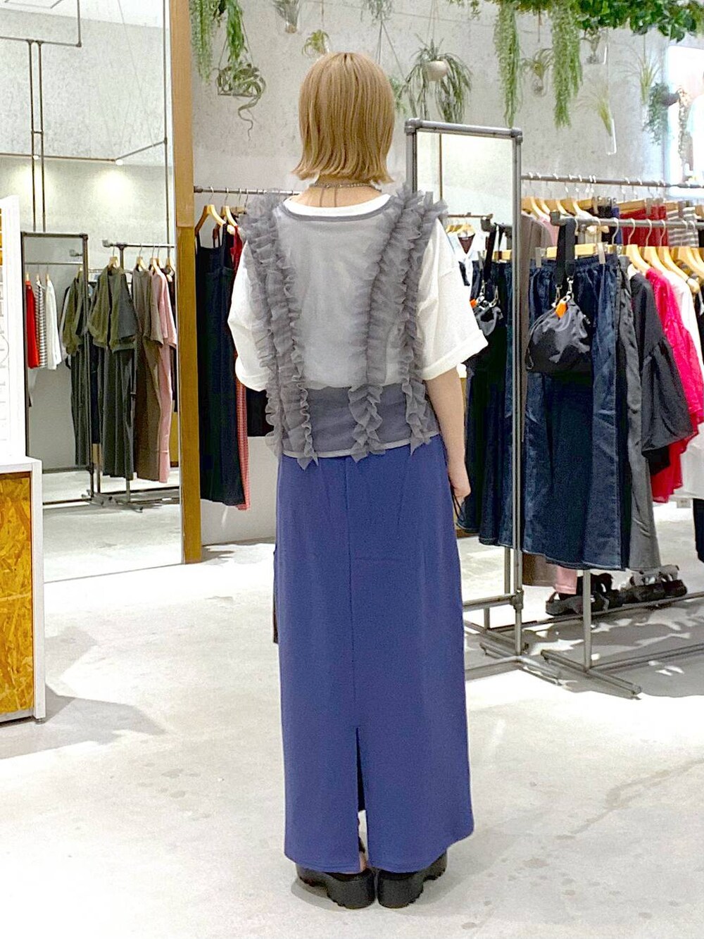 ブルー系のスカート、ブラック系のサンダル、ブラック系のショルダーバッグを着用したレディースの夏コーディネートの3枚目の写真