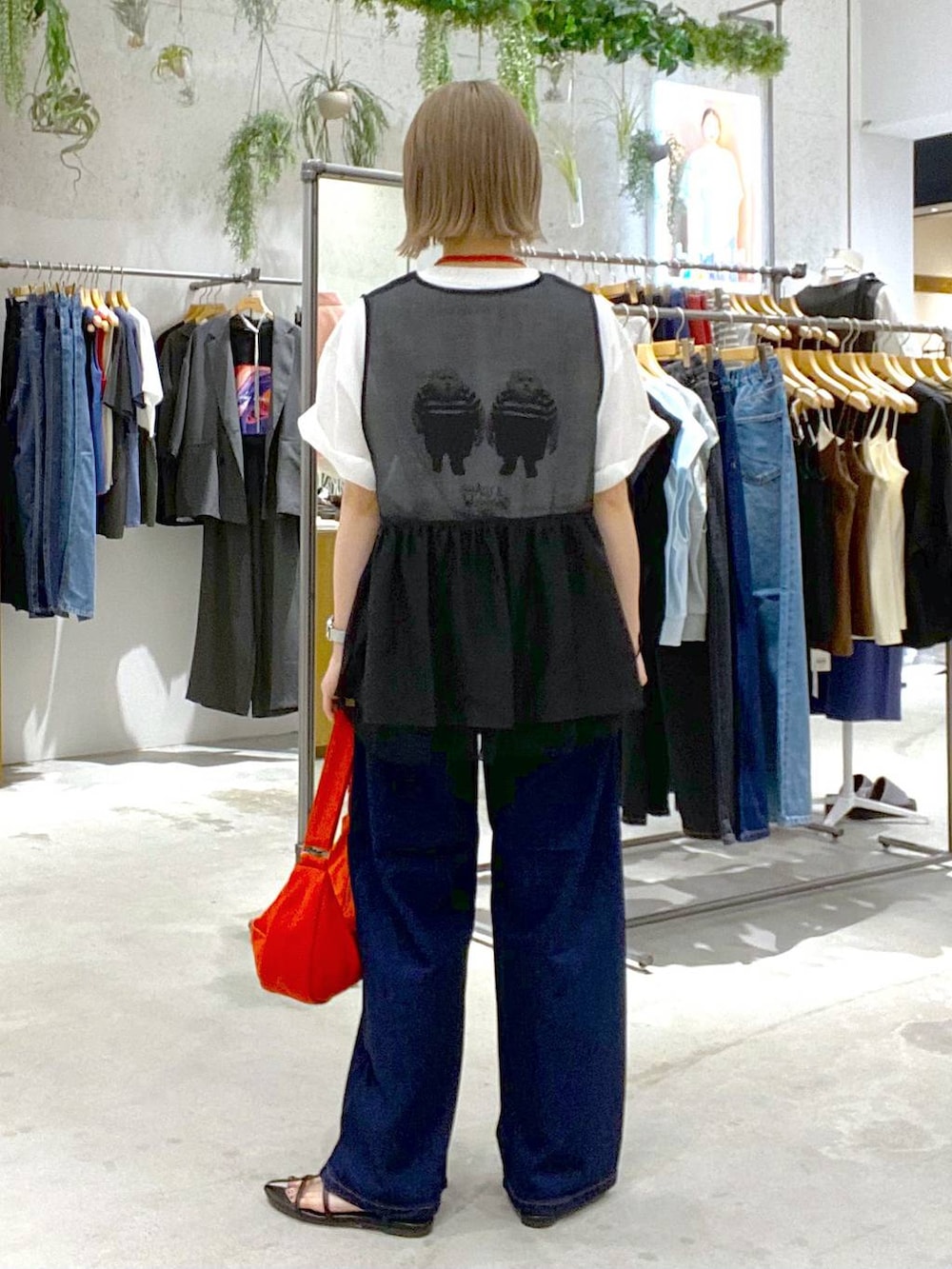 ブラック系のサンダル、ブルー系のデニムパンツ、ブラック系のシャツ/ブラウスを着用したレディースの夏コーディネートの2枚目の写真