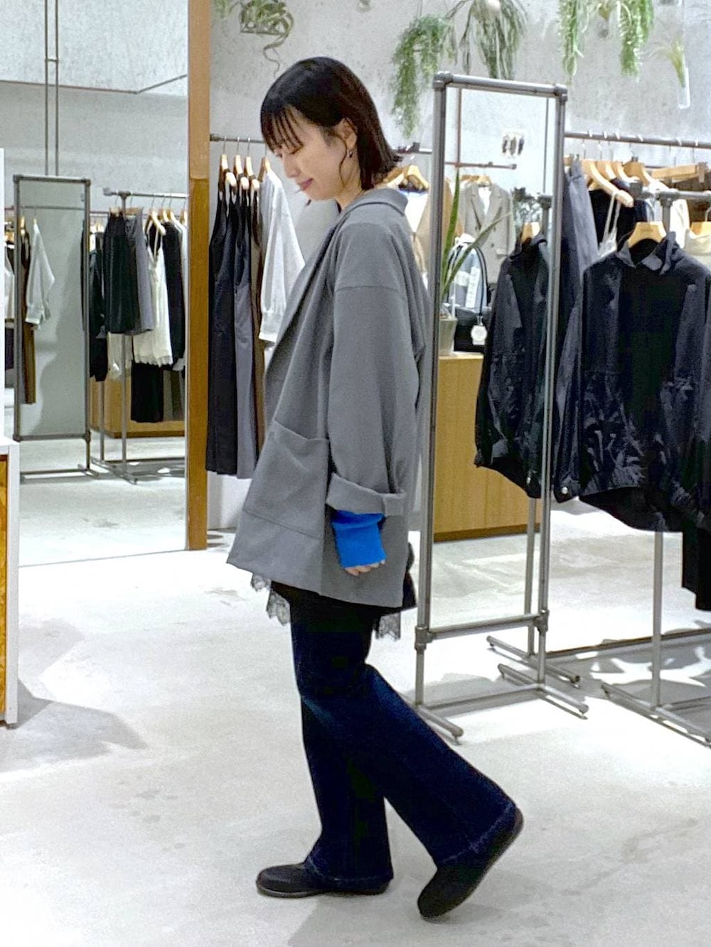 ブラック系のショルダーバッグ、グレー系のテーラードジャケット、ブラック系のパンプスを着用したレディースの冬コーディネートの2枚目の写真