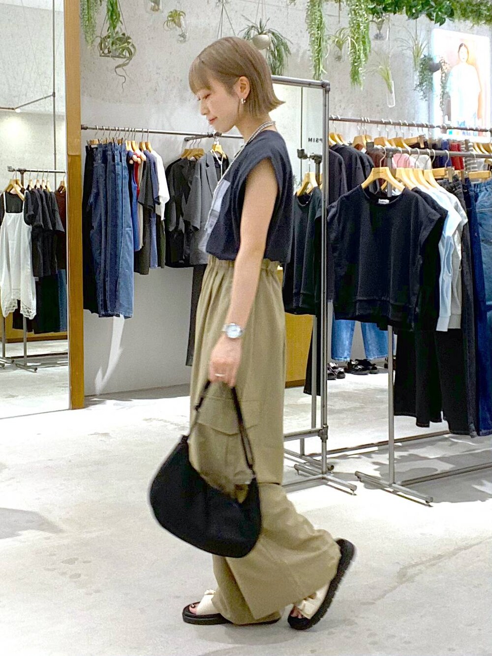 「カジュアル、オーバーサイズ、LEPSIM、Tシャツ、ワイドパンツ、サンダル、夏コーデ、30代_LEPSIM、骨格ナチュラル_LEPSIM」｜「LEPSIMの3連ボールネックレス　287544（ネックレス、シルバー系）」を使った、しおりさん（レディース・158cm）の夏コーディネートの2枚目の写真