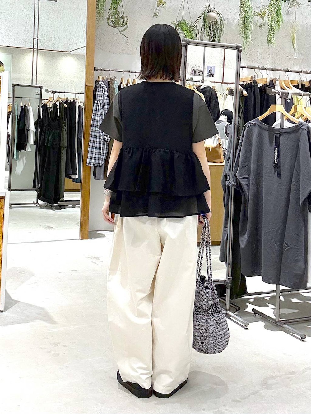 ブラック系のサンダル、グレー系のショルダーバッグ、グレー系のTシャツ/カットソーを着用したレディースの春コーディネートの3枚目の写真