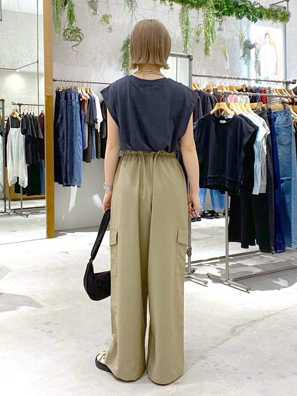 「カジュアル、オーバーサイズ、LEPSIM、Tシャツ、ワイドパンツ、サンダル、夏コーデ、30代_LEPSIM、骨格ナチュラル_LEPSIM」｜「LEPSIMの3連ボールネックレス　287544（ネックレス、シルバー系）」を使った、しおりさん（レディース・158cm）の夏コーディネートの3枚目の写真