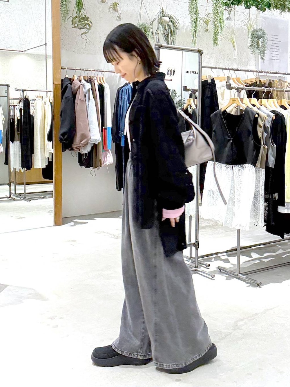 その他のショルダーバッグ、ピンク系のTシャツ/カットソー、グレー系のデニムパンツを着用したレディースの冬コーディネートの2枚目の写真