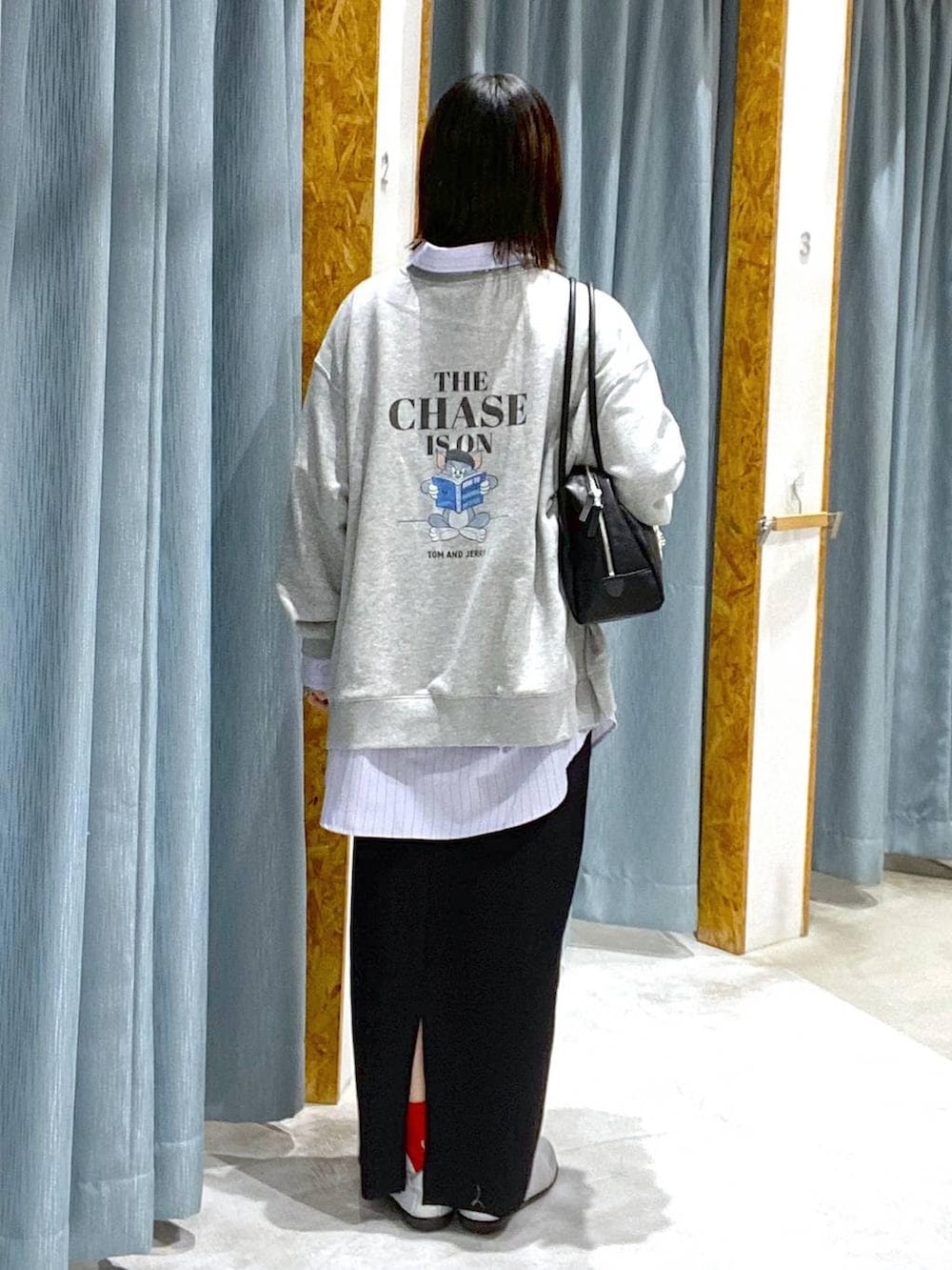 ブラック系のボストンバッグ、シルバー系のパンプス、グレー系のマタニティウェア/グッズを着用したレディースの冬コーディネートの3枚目の写真