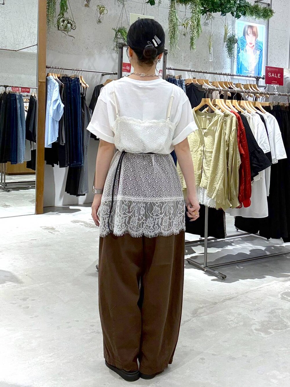 ブラウン系のその他パンツ、ホワイト系のTシャツ/カットソー、ブラック系のサンダルを着用したレディースの夏コーディネートの3枚目の写真
