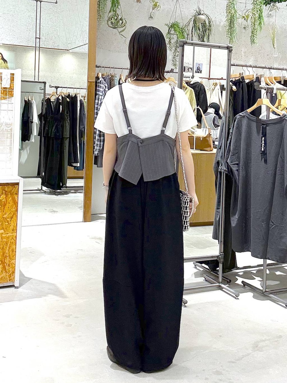 ブラック系のその他パンツ、ホワイト系のTシャツ/カットソー、ブラック系のパンプスを着用したレディースの春コーディネートの3枚目の写真