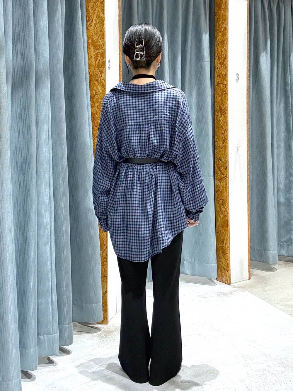 ブルー系のシャツ/ブラウス、ブラック系のパンプス、ブラック系のその他パンツを着用したレディースの秋コーディネートの3枚目の写真