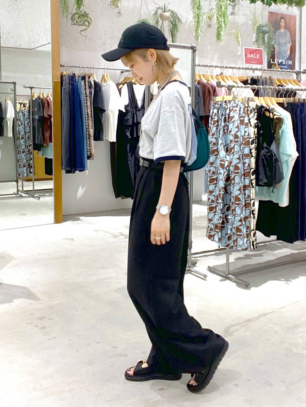 ブラック系のサンダル、ブルー系のTシャツ/カットソー、ブラック系のその他パンツを着用したレディースの夏コーディネートの2枚目の写真