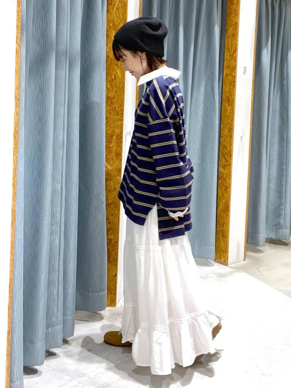 イエロー系のボストンバッグ、ブルー系のTシャツ/カットソー、ブラウン系のスニーカーを着用したレディースの冬コーディネートの2枚目の写真