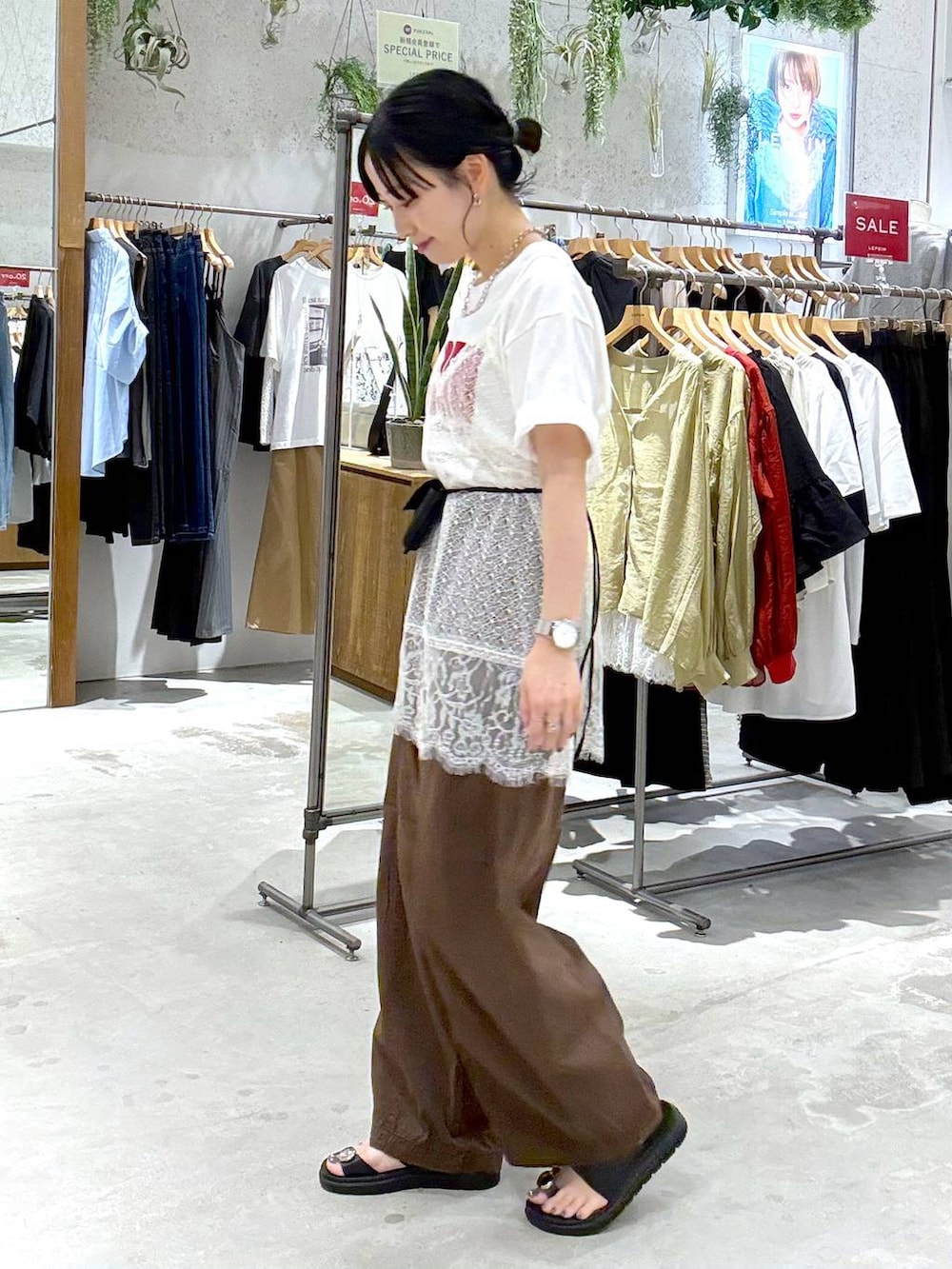 ブラウン系のその他パンツ、ホワイト系のTシャツ/カットソー、ブラック系のサンダルを着用したレディースの夏コーディネートの2枚目の写真