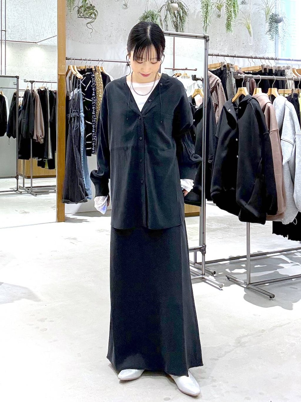 ホワイト系のTシャツ/カットソー、ブラック系のショルダーバッグ、ブラック系のスカートを着用したレディースの春コーディネートの4枚目の写真