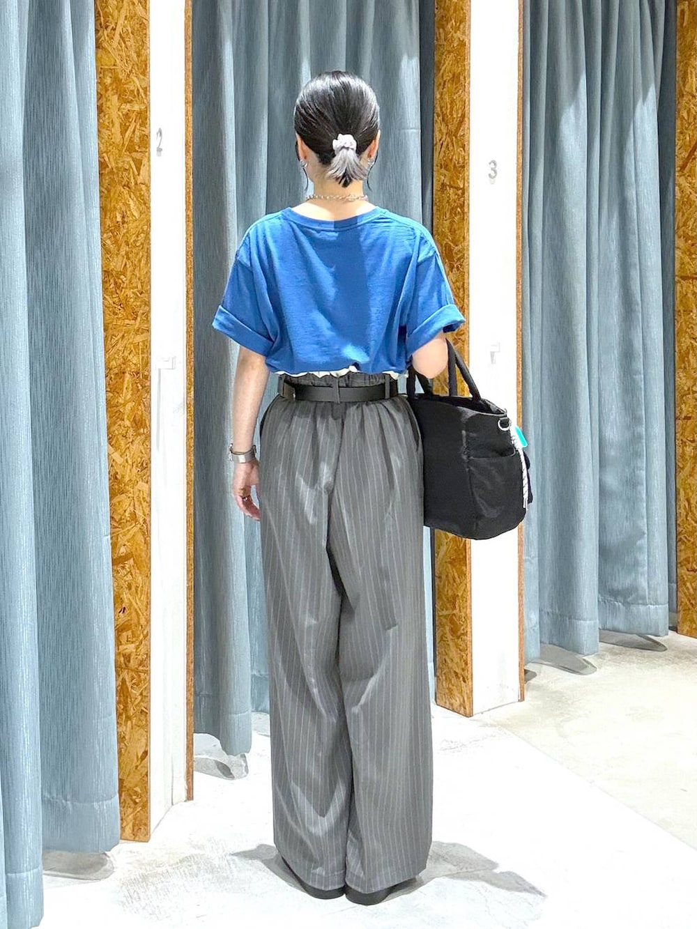 ブルー系のTシャツ/カットソー、ブラック系のトートバッグ、ブラック系のベルトを着用したレディースの夏コーディネートの3枚目の写真