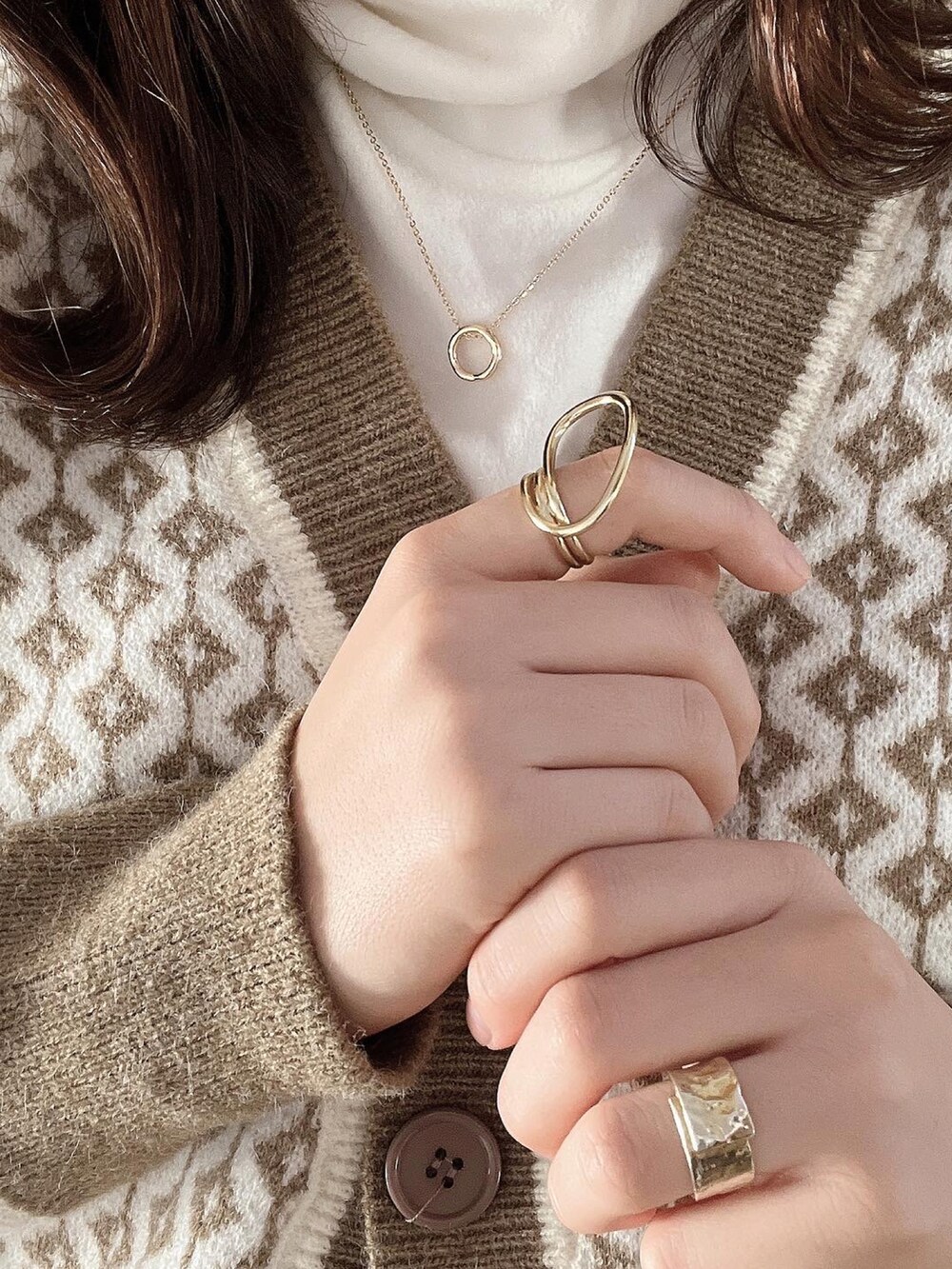 ベージュ系のカーディガン/ボレロ、ホワイト系のその他トップス、ブラウン系のトートバッグを着用したレディースの秋コーディネートの2枚目の写真