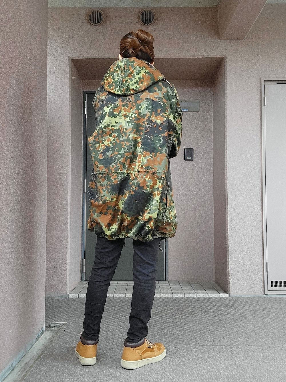 その他のミリタリージャケット、ベージュ系のパーカー、グレー系のTシャツ/カットソーを着用したレディースの春コーディネートの4枚目の写真