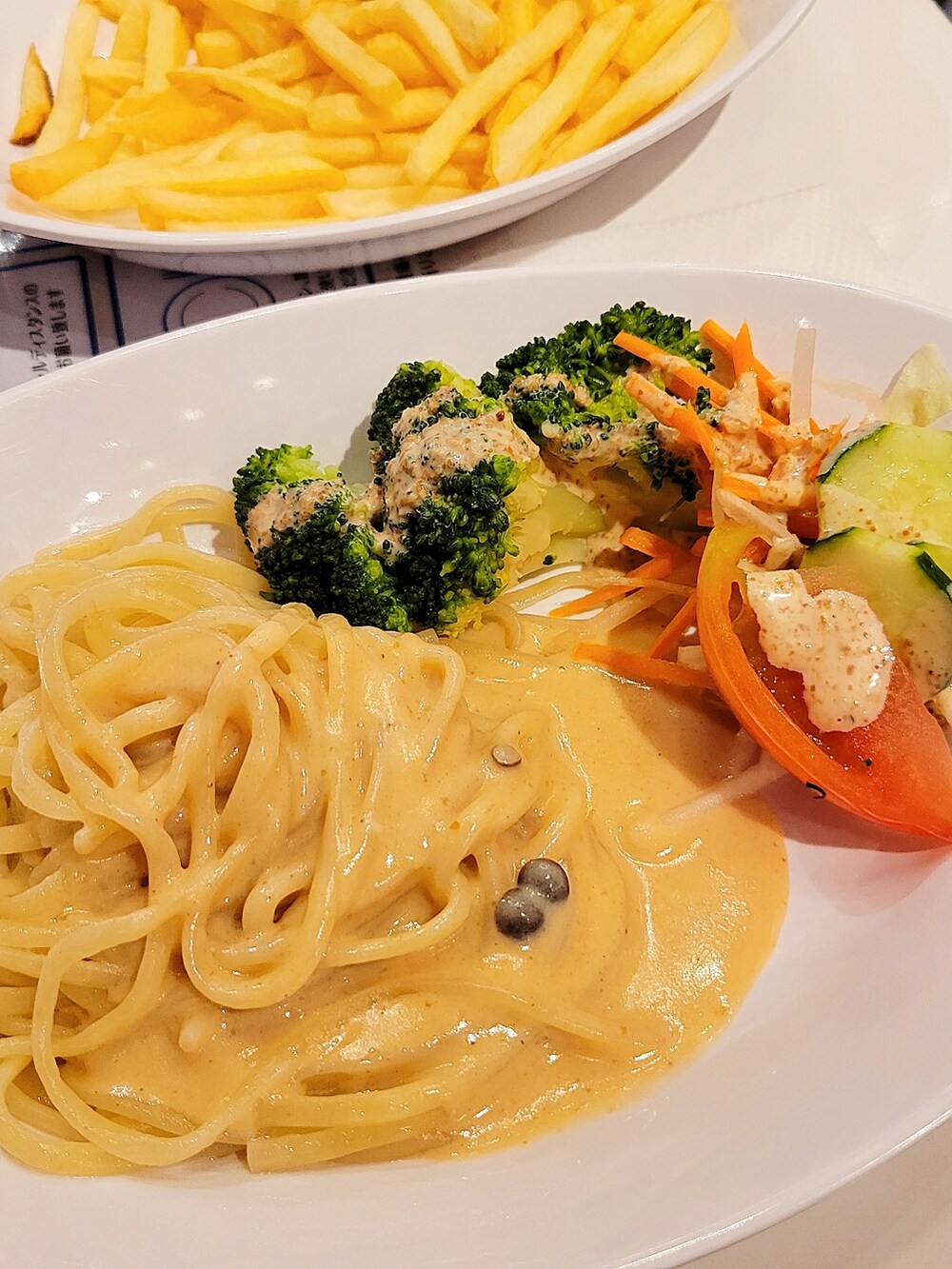 ブルー系のデニムパンツ、グレー系のスニーカー、ブラウン系のニット/セーターを着用したレディースの秋コーディネートの4枚目の写真