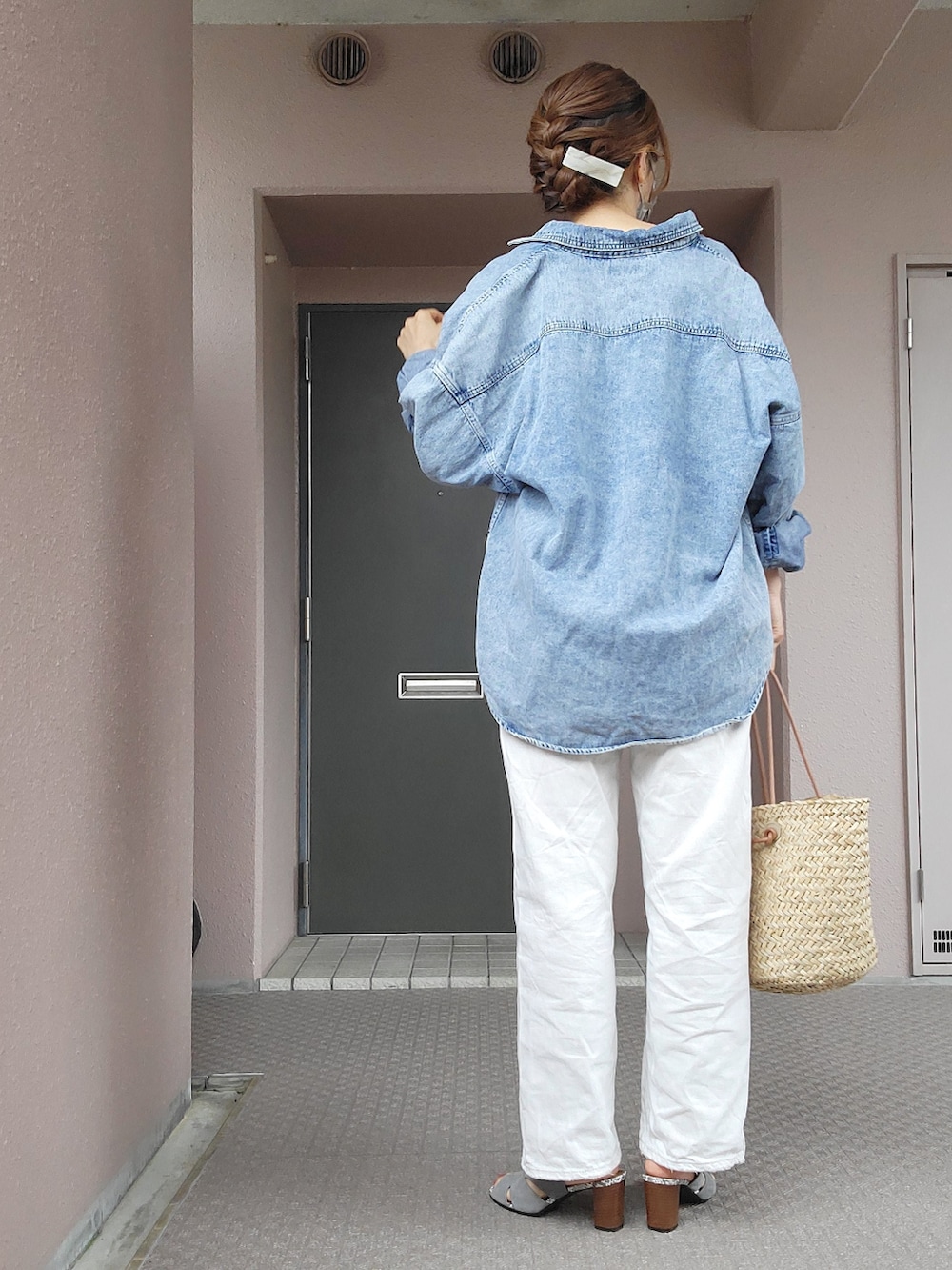 ホワイト系のデニムパンツ、ベージュ系のかごバッグ、グレー系のサンダルを着用したレディースの夏コーディネートの3枚目の写真