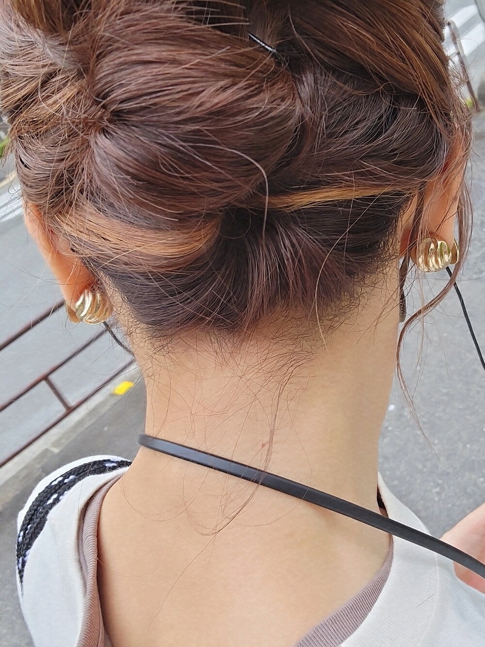 ブラック系のトートバッグ、ブルー系のデニムパンツ、ブラック系のサンダルを着用したレディースの春コーディネートの3枚目の写真