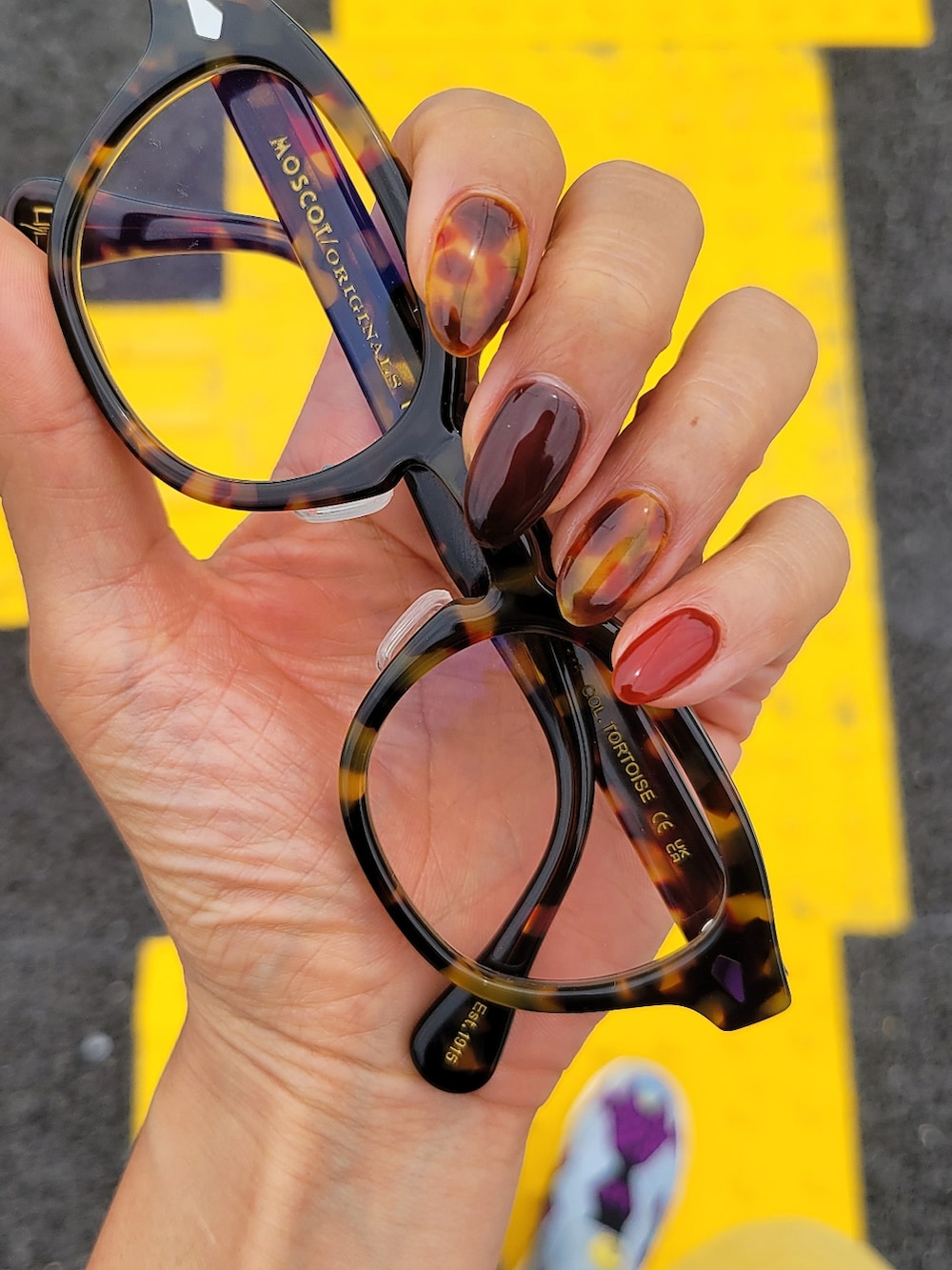 パープル系のTシャツ/カットソー、その他のバックパック/リュック、イエロー系のパンツを着用したレディースの夏コーディネートの4枚目の写真