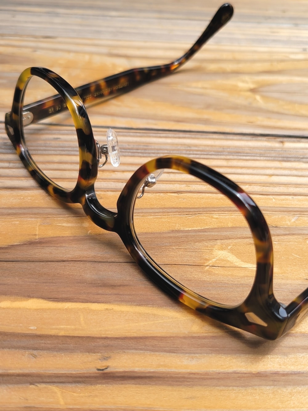 ブラウン系のTシャツ/カットソー、ホワイト系のショルダーバッグ、ベージュ系のその他パンツを着用したレディースの夏コーディネートの4枚目の写真