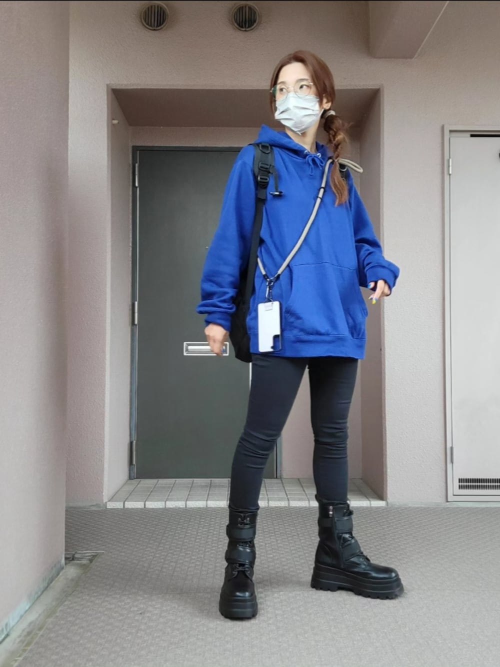 ブラック系のその他パンツ、ブルー系のパーカー、ブラック系のバックパック/リュックを着用したレディースの秋コーディネートの2枚目の写真