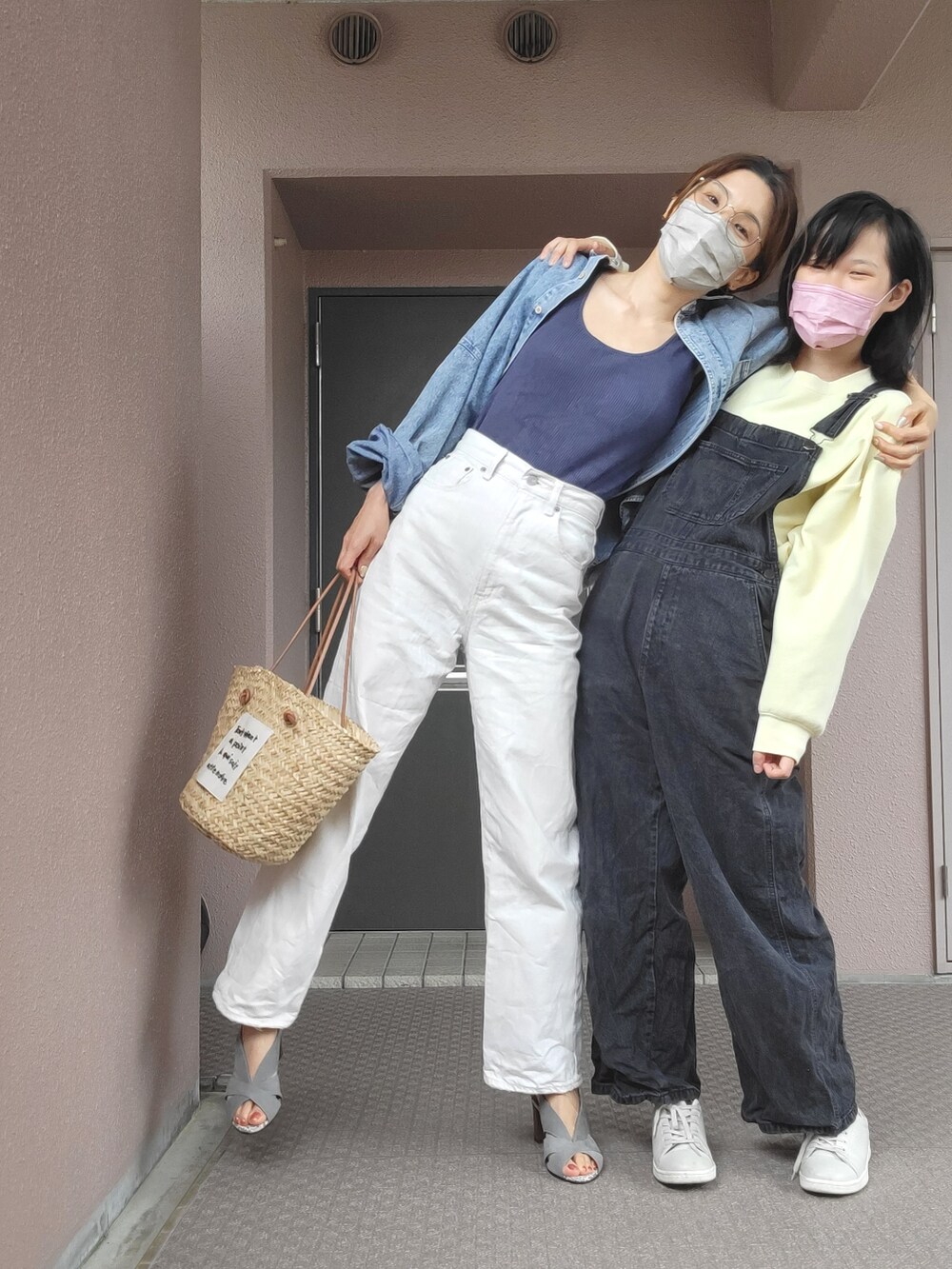 ホワイト系のデニムパンツ、ベージュ系のかごバッグ、グレー系のサンダルを着用したレディースの夏コーディネートの4枚目の写真