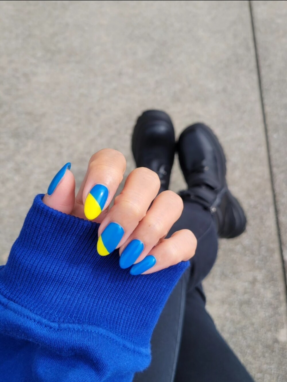 ブラック系のその他パンツ、ブルー系のパーカー、ブラック系のバックパック/リュックを着用したレディースの秋コーディネートの4枚目の写真