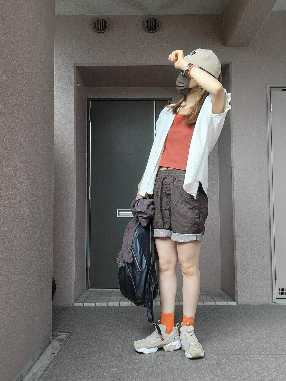 ブラウン系のタンクトップ、ホワイト系のシャツ/ブラウス、ブラウン系のその他パンツを着用したレディースの夏コーディネートの2枚目の写真