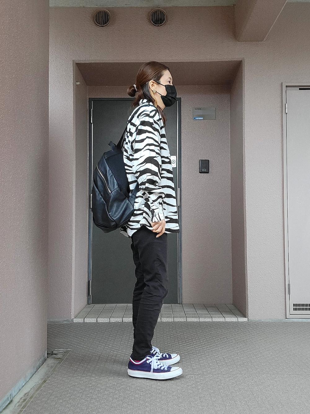 ブラック系のパンツ、ブラック系のTシャツ/カットソー、ブラック系のシャツ/ブラウスを着用したレディースの春コーディネートの3枚目の写真