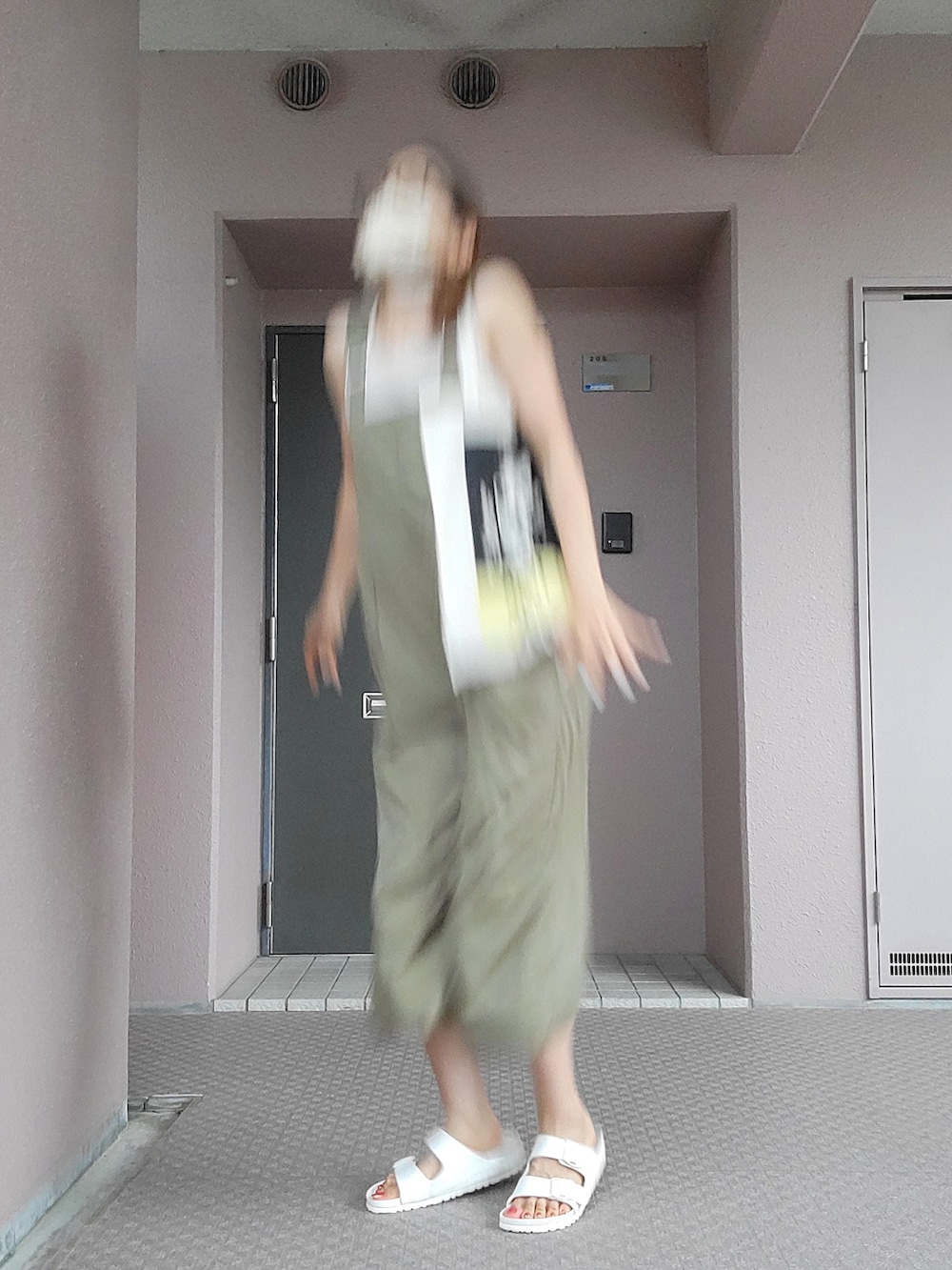 グリーン系のオールインワン・サロペット、その他のエコバッグ/サブバッグ、ホワイト系のサンダルを着用したレディースの夏コーディネートの4枚目の写真