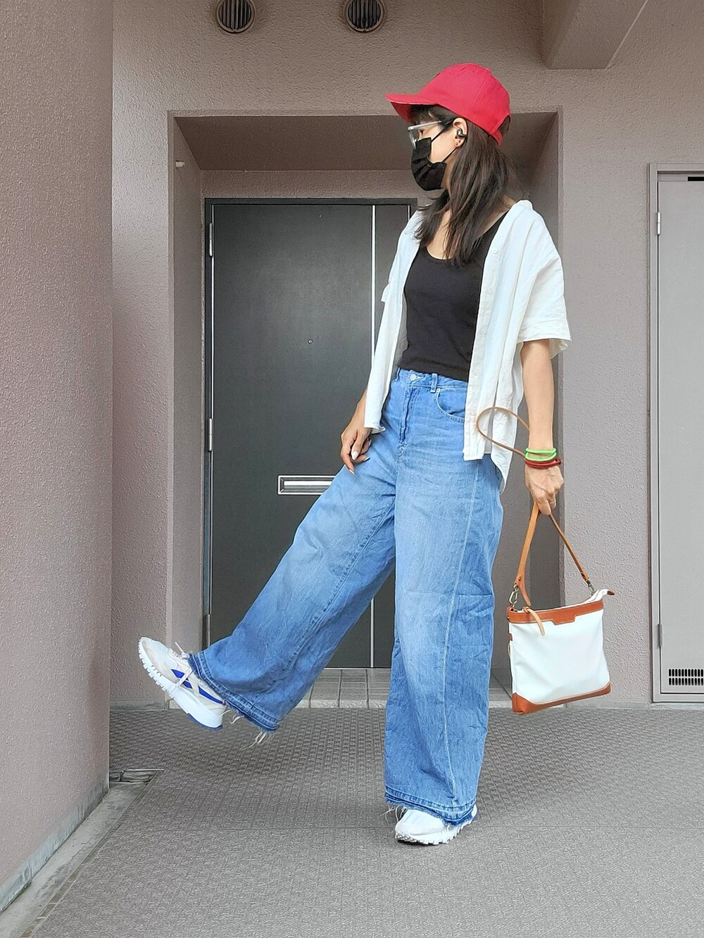 ブラック系のタンクトップ、ホワイト系のシャツ/ブラウス、ホワイト系のショルダーバッグを着用したレディースの夏コーディネートの2枚目の写真