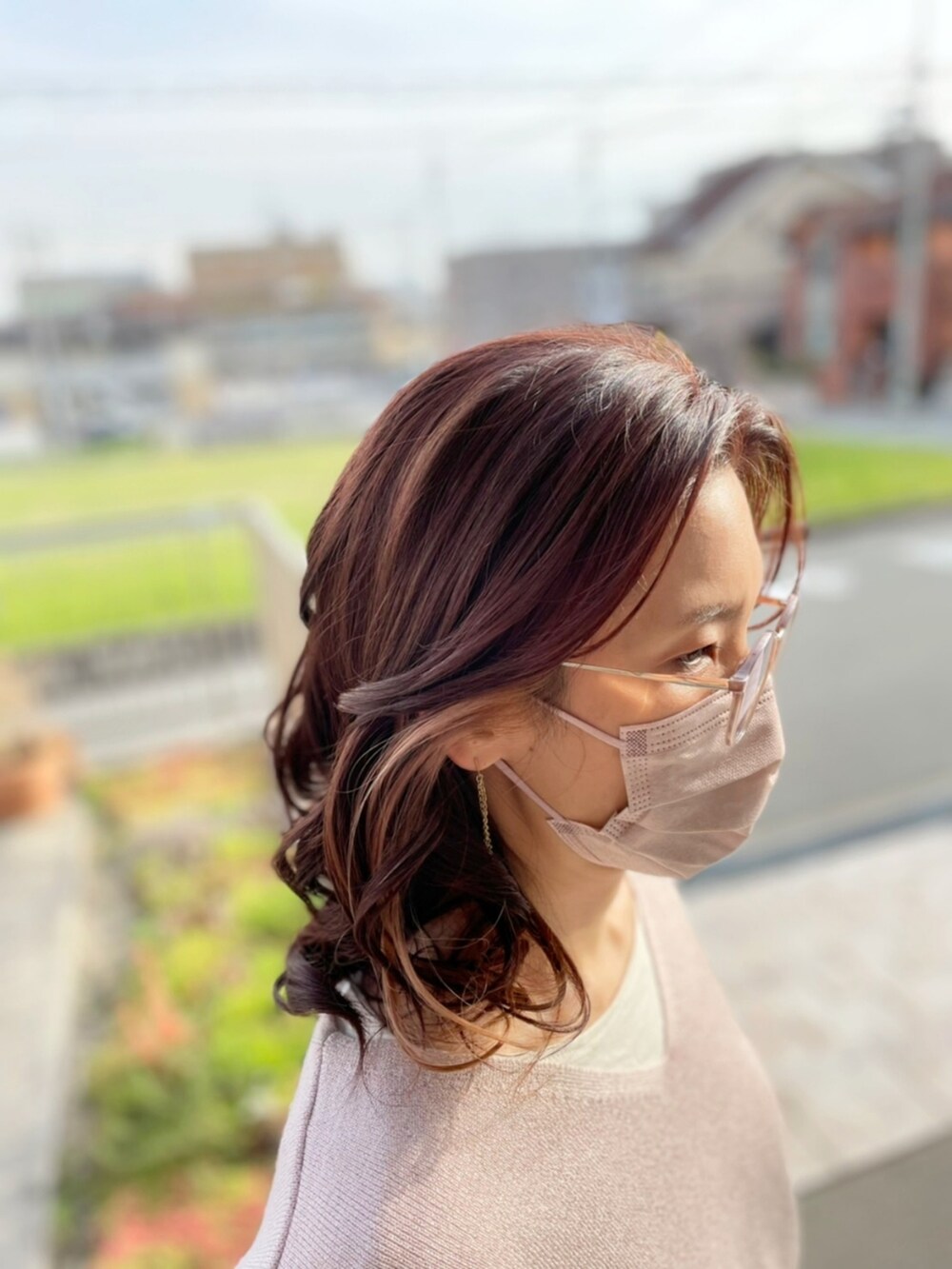 ベージュ系のその他パンツ、ベージュ系のノーカラーコート、ピンク系のニット/セーターを着用したレディースの春コーディネートの5枚目の写真