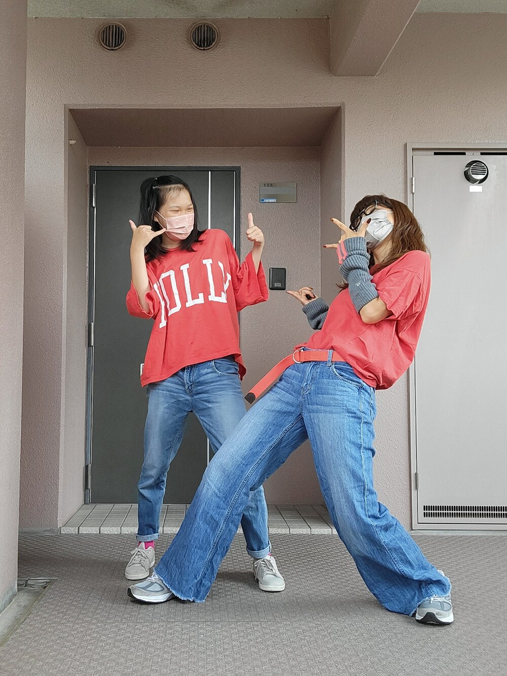ブルー系のデニムパンツ、ホワイト系のエコバッグ/サブバッグ、グレー系のスニーカーを着用したレディースの秋コーディネートの5枚目の写真