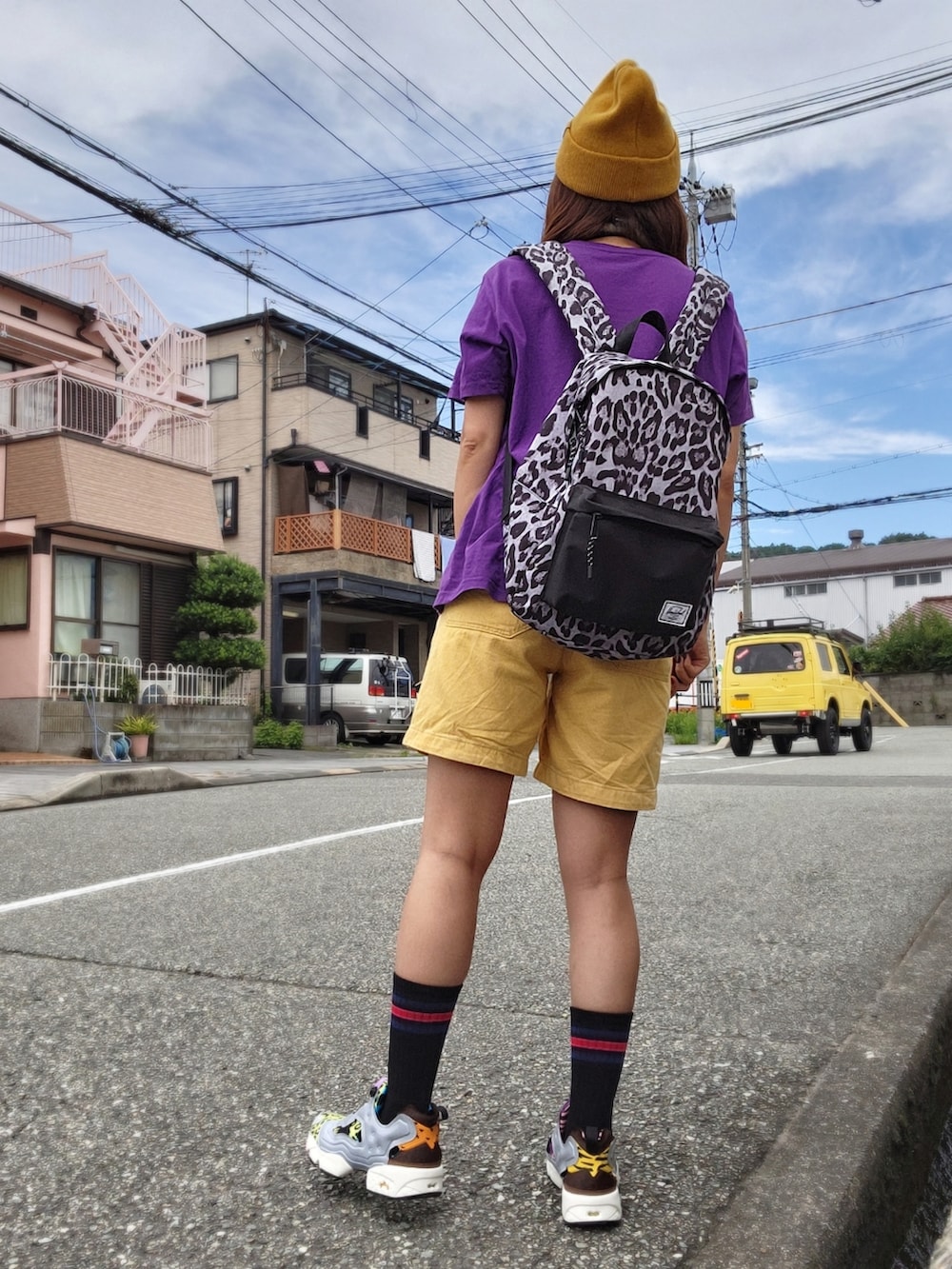 パープル系のTシャツ/カットソー、その他のバックパック/リュック、イエロー系のパンツを着用したレディースの夏コーディネートの3枚目の写真