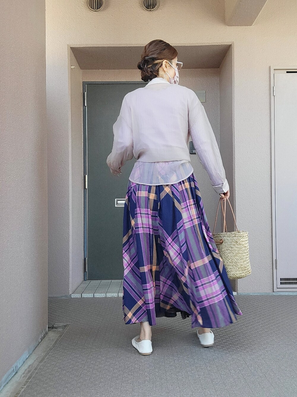 ベージュ系のかごバッグ、その他のスカート、ホワイト系のパンプスを着用したレディースの春コーディネートの2枚目の写真